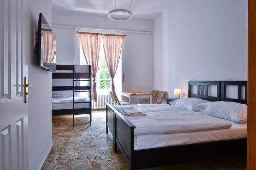 1 king bed, 2 bunk beds