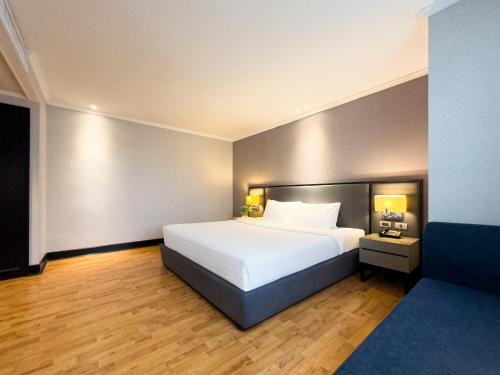 Grand King Suite image 10