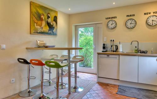 virtuve, Stunning Home In Fontaine-Henry in Fontaine-Henry