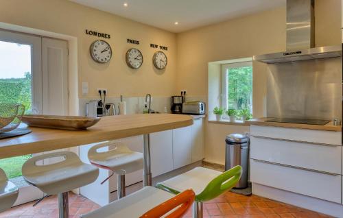 virtuve, Stunning Home In Fontaine-Henry in Fontaine-Henry