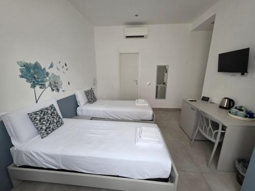 Double or Twin Room image 5