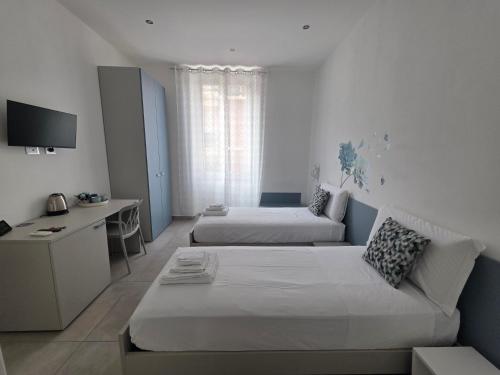 Double or Twin Room image 9