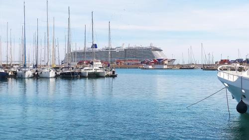 Magnificent sailboat with free parking for cars, Valence (photo 9)