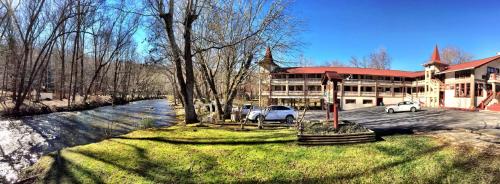 . Riverbend Motel & Cabins