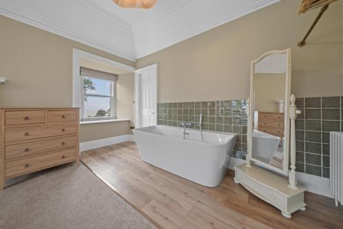 Banyo, Cuilcheanna House - near Glencoe - room only or breakfast available in Onich