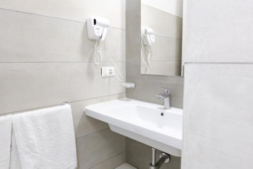 White 1903 - Rooftop Pool & Luxury Rooms