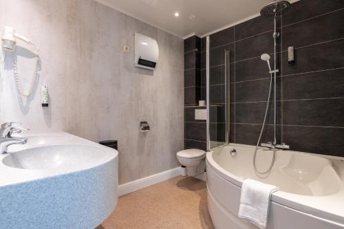 Standard Double Room image 4