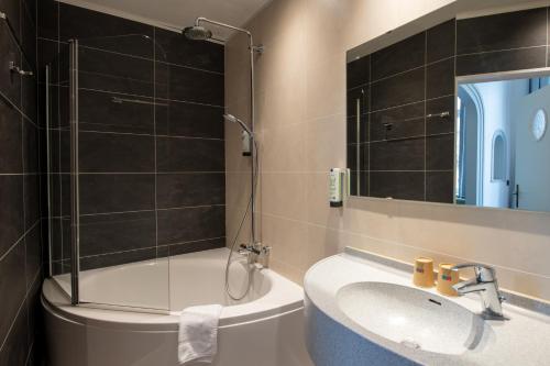 Twin Room image 3
