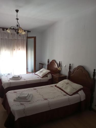 2 twin beds