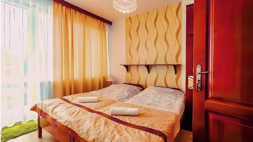 1 queen bed, 1 twin bed