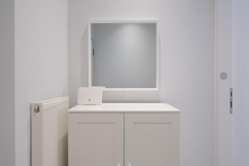 Spacious 2BR Apt Playroom Family-Home - image 2