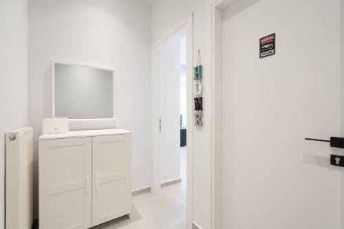 Spacious 2BR Apt Playroom Family-Home - image 14