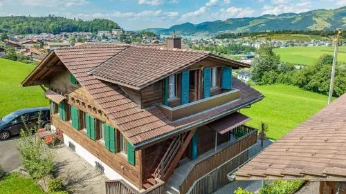 Chalet In The Countryside Kitchen Parking Lot in Spiez, Schweiz