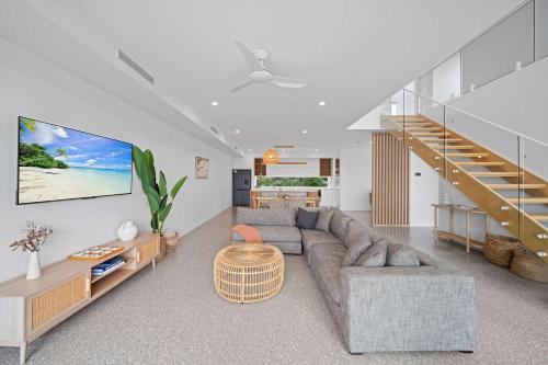Bluebird Villa - 3min Stroll to Bokarina Beach