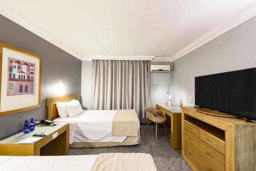 Deluxe Twin Room image 6