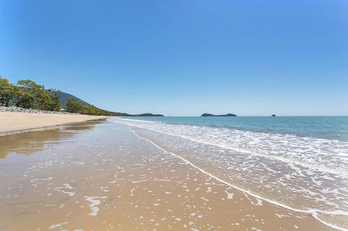 Strand, 999 négyzetméteres, 4 hálószobás, 3 saját fürdőszobával rendelkező Ház Kewarra Part területén (SEASCAPE) in Kewarra Part
