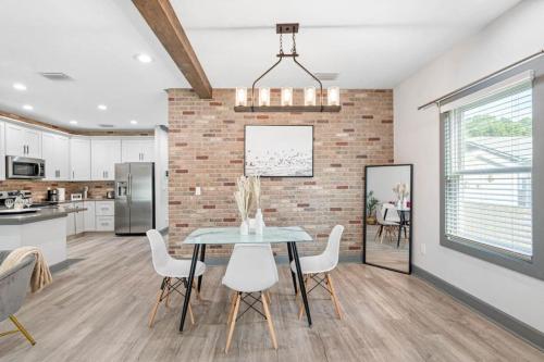 Sleeps 20! Luxe 6 BDRM 4 BTH Duplex - Downtown TPA near Ybor Városi Állami Múzeum