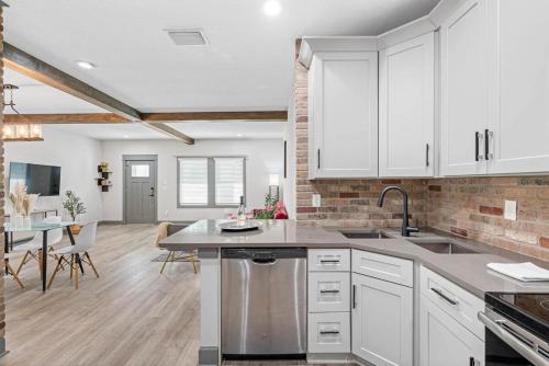 Sleeps 20! Luxe 6 BDRM 4 BTH Duplex - Downtown TPA near Ybor Városi Állami Múzeum