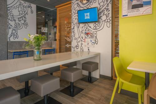 Bar/lounge, ibis budget Madrid Calle Alcalá in San Blas