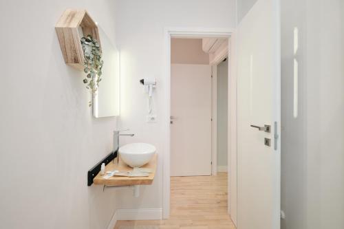 Camera con bagno privato, balcone, parcheggio gratis, 20 min dal Colosseo, Rome (photo 8)