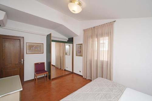 Two-Bedroom Apartment Comfort with Partial Lake View image 5