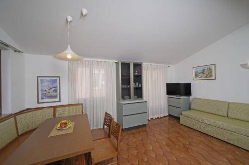 Two-Bedroom Apartment Comfort with Partial Lake View image 6