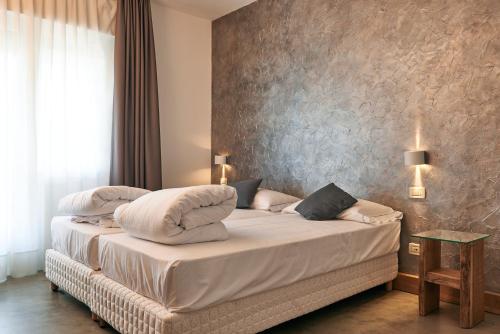 1 double bed, 2 twin beds