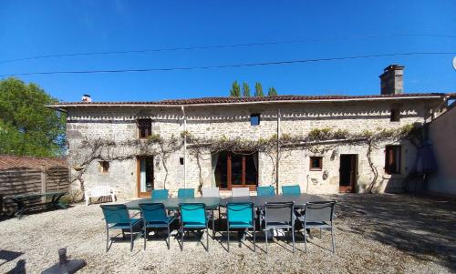 La Maison Jaune in Saint-Hilaire-des-Loges