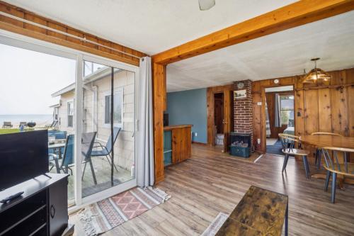 One bedroom cottage on the beach in Oscoda, USA