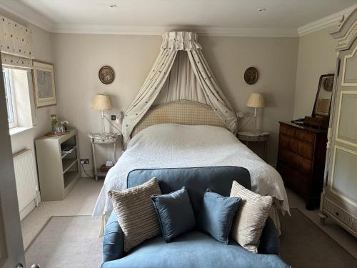 6 Northfields Close Family Household, Bath