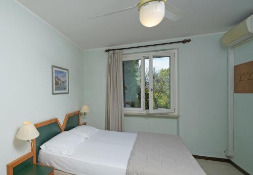 Two-Bedroom Apartment Comfort with Partial Lake View image 7