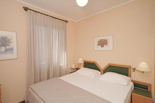 Two-Bedroom Apartment Comfort with Partial Lake View image 9