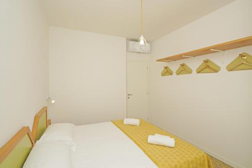 Two-Bedroom Apartment Comfort with Partial Lake View image 3