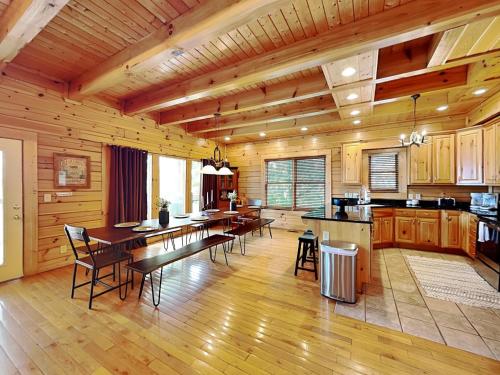 Having a Blast 5 Bedrooms Wheelchair Friendly Theater Pool Sleeps 20 - image 14