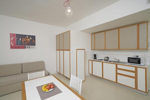 One-Bedroom Apartment Plus with Lake View image 7