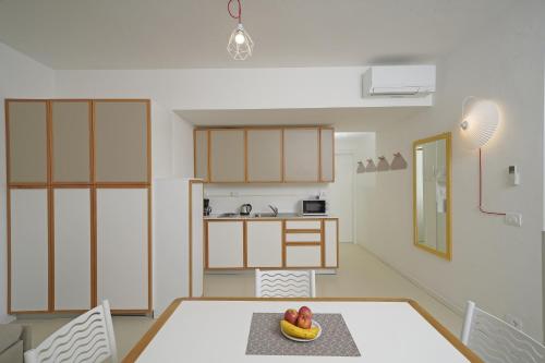 One-Bedroom Apartment Plus with Lake View image 9