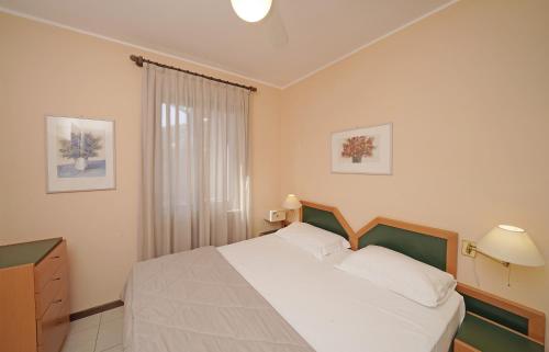 One-Bedroom Apartment Plus with Lake View image 4