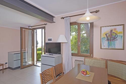 One-Bedroom Apartment Plus with Lake View room in Residence Arca