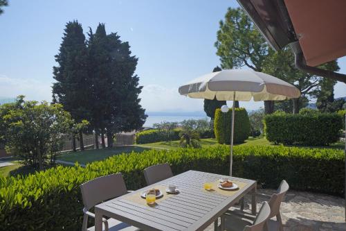 Three-Bedroom Apartment Plus with Lake View room in Residence Arca