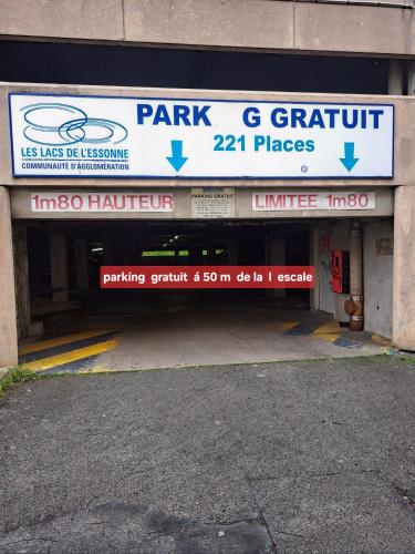 l'ESCALE à 50 m de la gare de viry chatillon (l'ESCALE a 50 m de la gare de viry chatillon) in Віри-Шатіллон