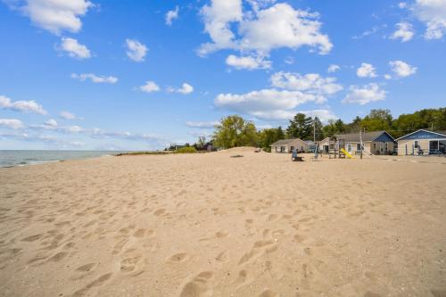 Updated Studio Style room on Lake Huron - image 14