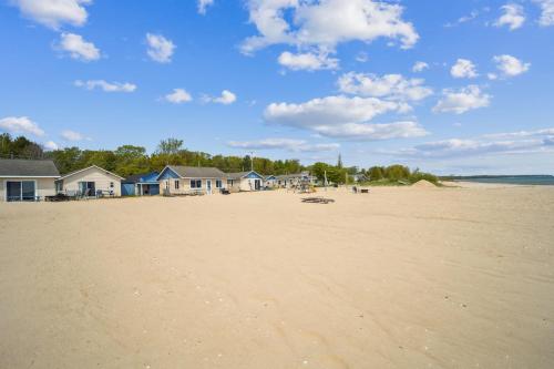 Updated Studio Style room on Lake Huron - image 4