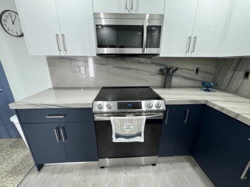 Kitchen, Renovated Villa resort pool, BBQ and Ping Pong Patio in Westwood Lakes