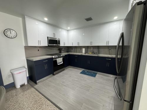 Kitchen, Renovated Villa resort pool, BBQ and Ping Pong Patio in Westwood Lakes