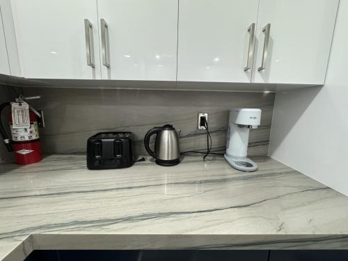 Kitchen, Renovated Villa resort pool, BBQ and Ping Pong Patio in Westwood Lakes