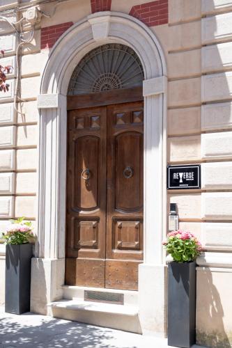 Reverse Art Hotel in วาสโต