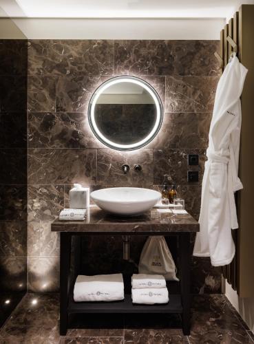 room detail thumbnail 2