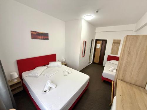 1 queen bed, 1 twin bed