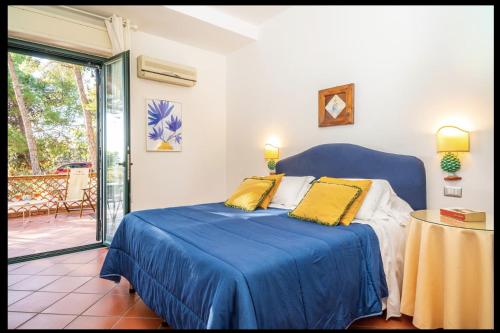 1 king bed, 2 sofa beds