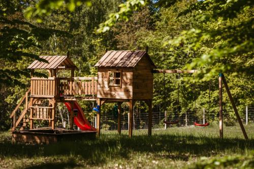 Spēļu laukums, Domki w lesie nad Drawskim in Nowe Worowo